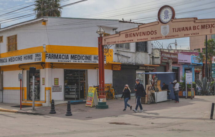 Fotografía de archivo del exterior de una farmacia, el 3 de abril de 2023, en la ciudad de Tijuana en Baja California, México. (EFE/Joebeth Terriquez)
