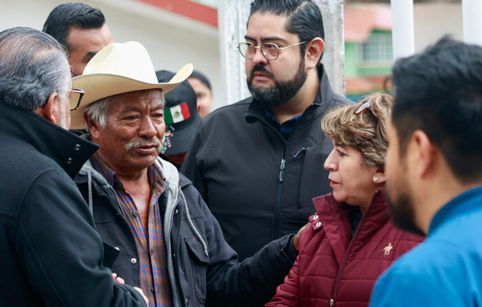 La gobernadora del Estado de México, Delfina Gómez (d), dialoga con pobladores de Texcapilla hoy, en localidad de Texcaltitlán, en el céntrico Estado de México (México). Delfina Gómez anunció este lunes que mantendrán vigilancia continúa e instalarán una base de la guardia Nacional en la localidad de Texcapilla, donde pobladores enfrentaron a miembros del cartel ‘Familia Michoacana’ el pasado viernes, dejando como saldo 14 personas fallecidas, entre ellas 10 presuntos criminales. (EFE/ Felipe Gutiérrez)