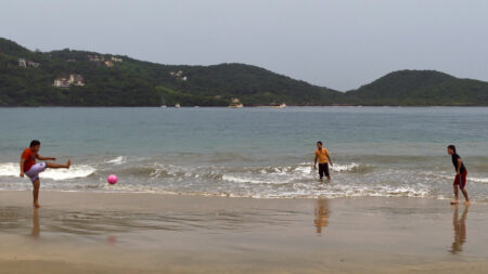 Muere turista canadiense al ser atacado por un animal en playa de Ixtapa Zihuatanejo