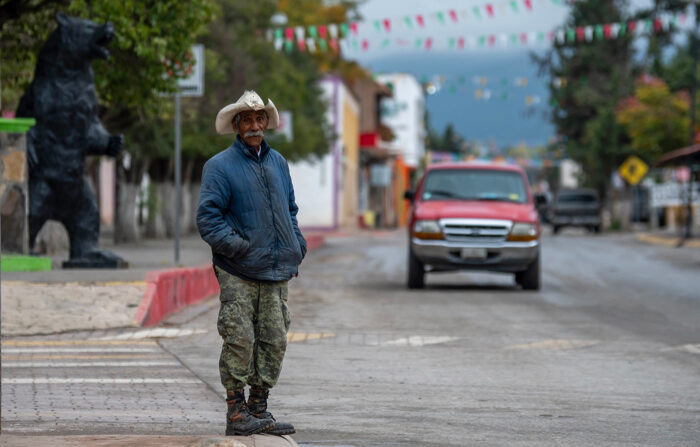 Una persona se protege del frío en el municipio de Arteaga en Coahuila, México, en una fotografía de archivo. (EFE/Miguel Sierra)
