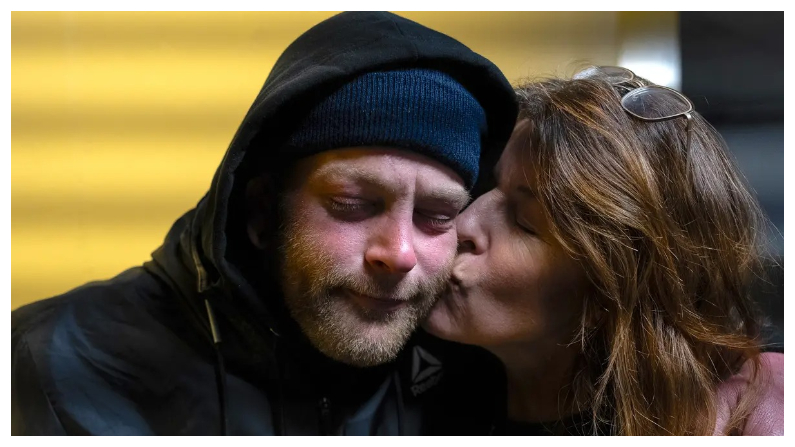 Jackie Berlin abraza a su hijo Corey, sin hogar y adicto al fentanilo, en San Francisco, California, el 22 de febrero del 2023. (John Fredricks/The Epoch Times)