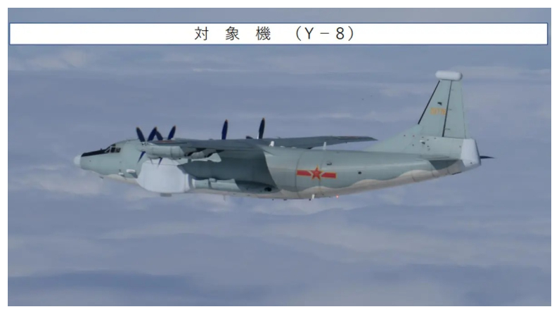 Un avión de transporte chino Shaanxi Y-8, de alcance medio, fue visto volando a través del canal marítimo entre Japón y Corea del Sur en un ejercicio conjunto con aviones de guerra rusos el 14 de diciembre del 2023. (Ministerio de Defensa de Japón)