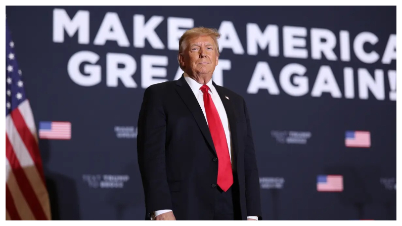 El candidato presidencial republicano, el ex presidente Donald Trump llega a un acto de campaña en el Hotel Hyatt en Coralville, Iowa, el 13 de diciembre del 2023. (Scott Olson/Getty Images)