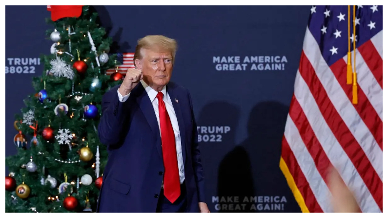 El expresidente y aspirante a la presidencia en 2024, Donald Trump, gesticula al final de un acto de campaña en Waterloo, Iowa, el 19 de diciembre del 2023. (Kamil Krzaczynski/AFP vía Getty Images)