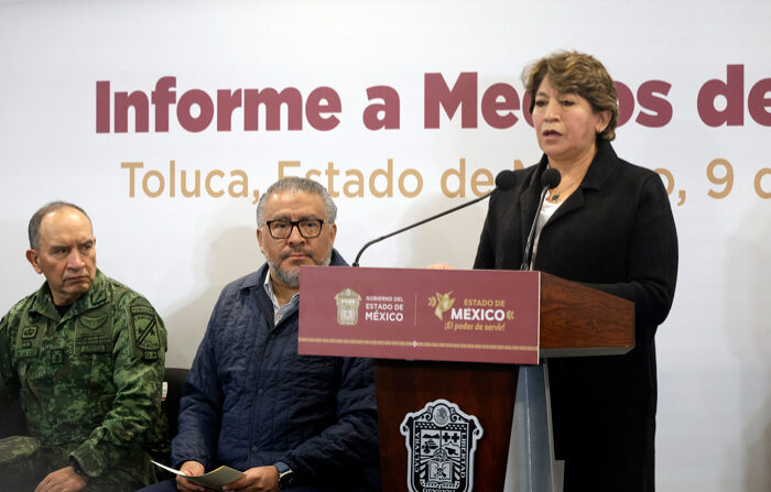  La gobernadora estatal, Delfina Gómez (d), habla durante una conferencia de prensa hoy, en la Secretaria de Seguridad de la ciudad de Toluca, Estado de México. (EFE/Felipe Gutiérrez)