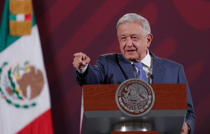 El presidente de México, Andrés Manuel López Obrador, habla durante una rueda de prensa matutina hoy, en el Palacio Nacional en la Ciudad de México. (EFE/ Isaac Esquivel)
