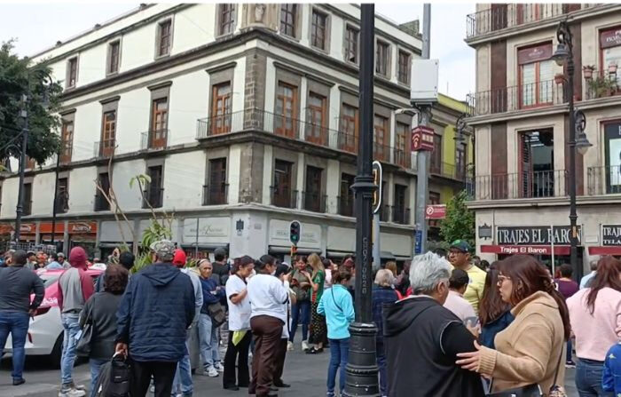 La gente se reuné en el centro de la Ciudad de México, tras un sismo de 5.8 el 7 de diciembre de 2023. (Alicia Márquez/ The Epoch Times México)