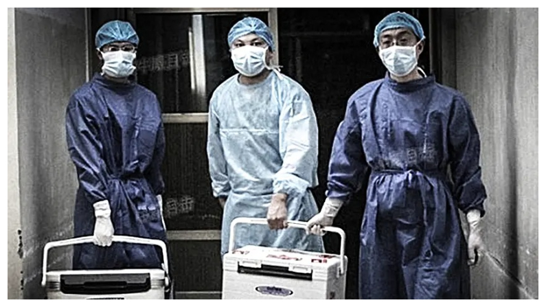 Médicos transportan órganos para trasplantes en un hospital de la provincia china de Henan el 16 de agosto del 2012. (Captura de pantalla/Sohu.com)