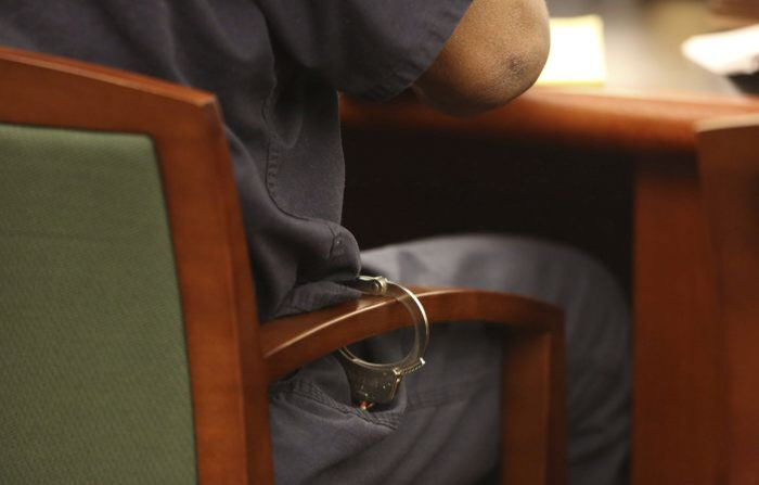 Fotografía de archivo de un hombr detenido y esposado. (EFE/Jeff Scheid)

