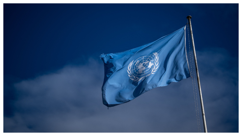 Una bandera de las Naciones Unidas ondea en la entrada principal del edificio "Palais des Nations" que alberga la Oficina de las Naciones Unidas en Ginebra, el 20 de octubre del 2023. (Foto de FABRICE COFFRINI/AFP vía Getty Images)