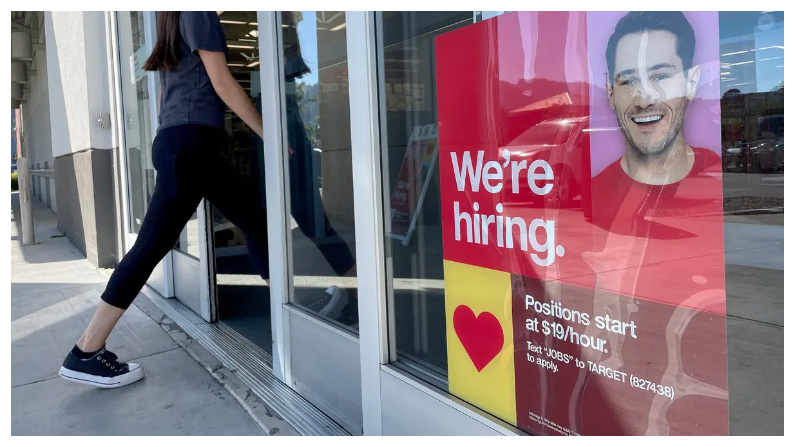 Un cliente camina junto a un cartel de "estamos contratando" puesto frente a una tienda Target en Sausalito, California, el 3 de noviembre del 2023. (Justin Sullivan/Getty Images)