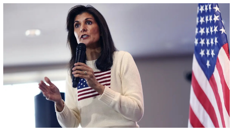 La candidata presidencial republicana, la ex embajadora ante la ONU Nikki Haley, se dirige a la multitud durante una parada de campaña en el edificio comunitario Nevada Fairgrounds en Nevada, Iowa, el 18 de diciembre del 2023. Los republicanos de Iowa serán los primeros en elegir al candidato de su partido para las elecciones presidenciales del 2024 cuando se reúnan el 15 de enero del 2024. (Scott Olson/Getty Images)