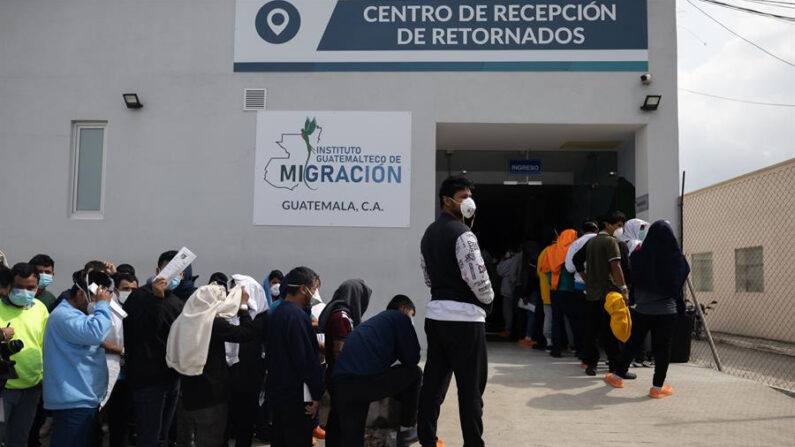 Migrantes esperan el 29 de diciembre de 2023 en el Centro de Retornados de Guatemala, tras llegar deportados desde El Paso, Texas (EE.UU.), en el Aeropuerto Internacional La Aurora de Ciudad de Guatemala (Guatemala). EFE/ David Toro