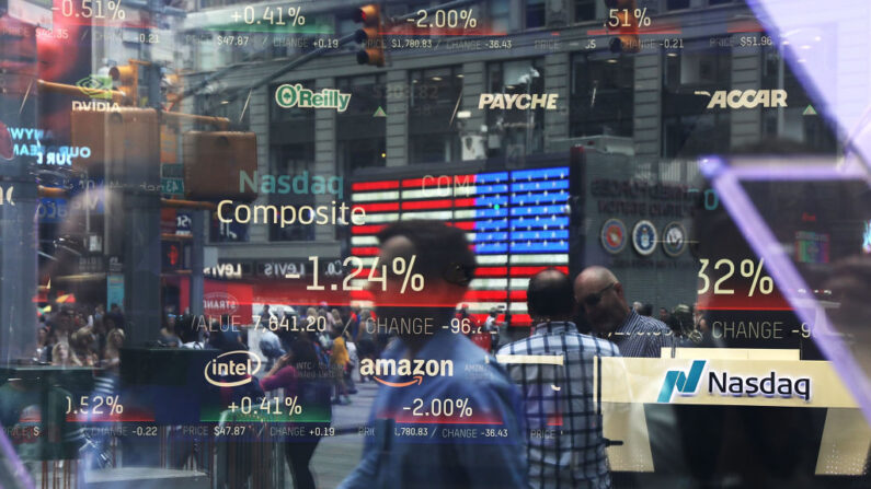 La gente se refleja en la ventana del Nasdaq MarketSite en Times Square el 30 de julio de 2018 en la ciudad de Nueva York (EE.UU.).  (Spencer Platt/Getty Images)