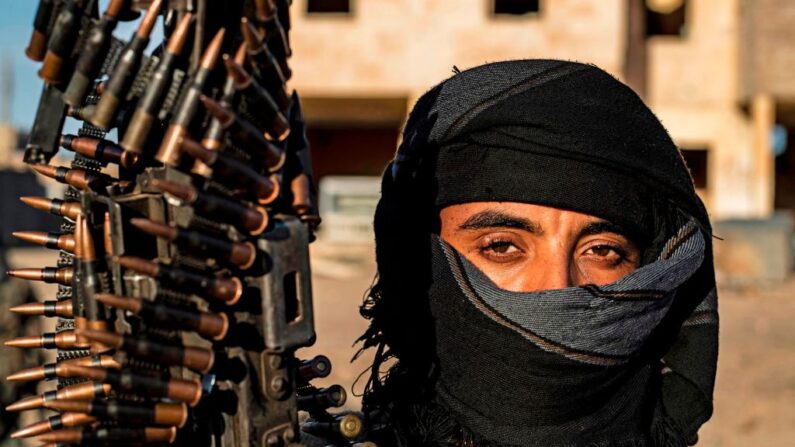 Un combatiente de las Fuerzas Democráticas Sirias (FDS) es fotografiado en la ciudad de Baghouz, en la primera línea de combate para expulsar al grupo ISIS de la zona, en la provincia oriental siria de Deir Ezzor, el 12 de marzo de 2019. (Delil Souleiman/AFP vía Getty Images)