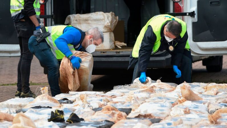 Policías españoles revisan paquetes de cocaína en el puerto de Vigo, el 28 de abril de 2020. (Miguel Riopa/AFP vía Getty Images)
