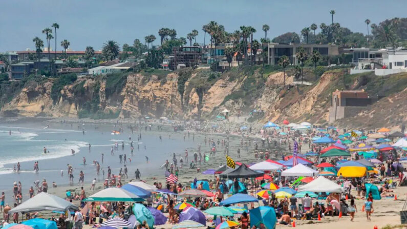 Los bañistas se ven a lo largo de la orilla en la zona de Pacific Beach de San Diego el 4 de julio de 2020. (Sandy Huffaker/AFP vía Getty Images)