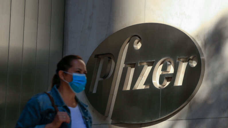 Una mujer camina junto a la sede de Pfizer en Nueva York en una imagen de archivo. (Kena Betancur/AFP vía Getty Images)