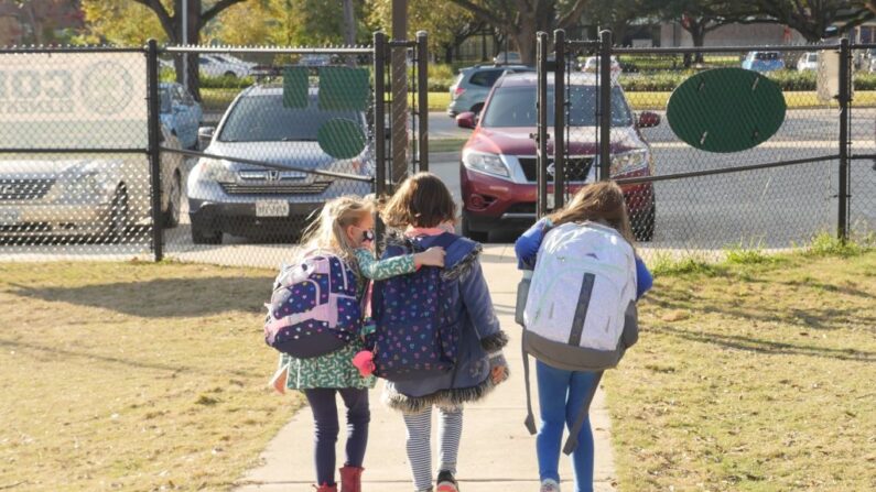 Escolares caminan por el exterior de la escuela primaria Condit en Bellaire, a las afueras de Houston, Texas, el 16 de diciembre de 2020.(François Picard/AFP vía Getty Images)
