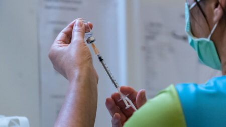 Algunas personas sufrieron dolor torácico y palpitaciones tras la vacuna contra COVID-19, dice estudio
