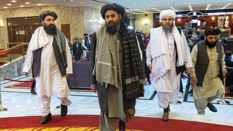 El cofundador talibán Mullah Abdul Ghani Baradar (C) y otros miembros de la delegación talibán llegan para asistir a una conferencia internacional sobre Afganistán en Moscú el 18 de marzo de 2021. (Alexander Zemlianichenko / POOL / AFP vía Getty Images)