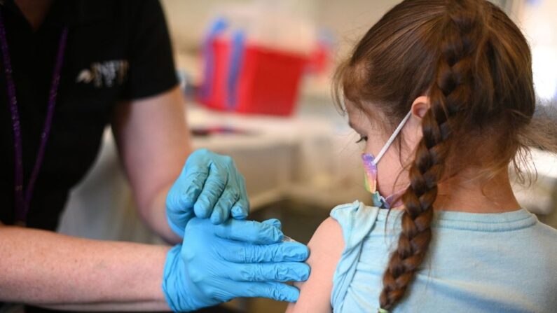 Una enfermera administra una dosis de la vacuna contra COVID-19 a una niña en una clínica de Los Ángeles el 19 de enero de 2022. (Robyn Beck/AFP vía Getty Images)