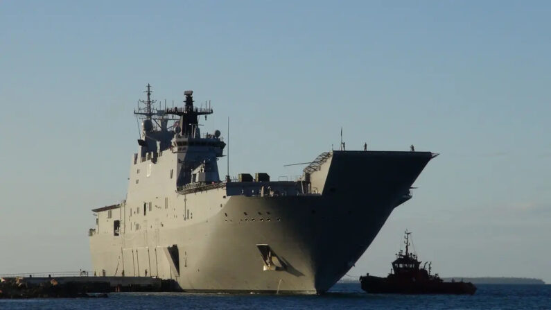 Esta foto muestra el HMAS Adelaide de la Armada australiana atracado en Vuna Wharf en Nukualofa, Tonga, el 26 de enero de 2022. (Mary Lyn Fonua/Matangi Tonga/AFP vía Getty Images)
