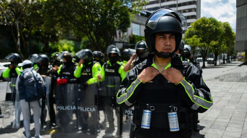 La policía monta guardia frente a la fiscalía en Quito (Ecuador) el 23 de junio de 2022. (Rodrigo Buendia/AFP vía Getty Images)