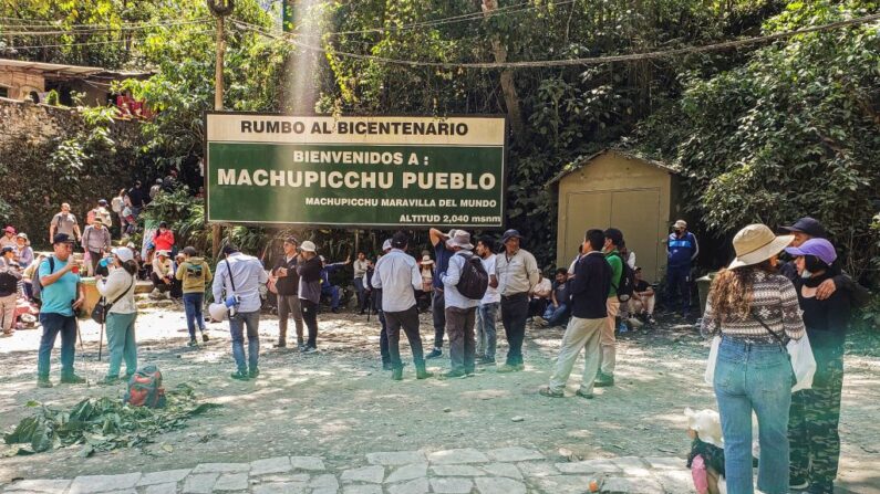 Turistas son vistos mientras se realiza una protesta en Aguas Calientes, en las faldas de Machu Picchu, las famosas ruinas incas, en los Andes peruanos, el 24 de agosto de 2022. (Jesus Tapia/AFP vía Getty Images)