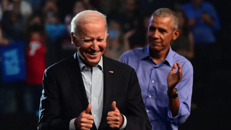 El presidente Joe Biden (izq.) y el expresidente de EE.UU. Barack Obama dan un mitin a favor de los candidatos demócratas de Pensilvania en el Liacouras Center de Filadelfia, Pensilvania, el 5 de noviembre de 2022. (Mark Makela/Getty Images)
