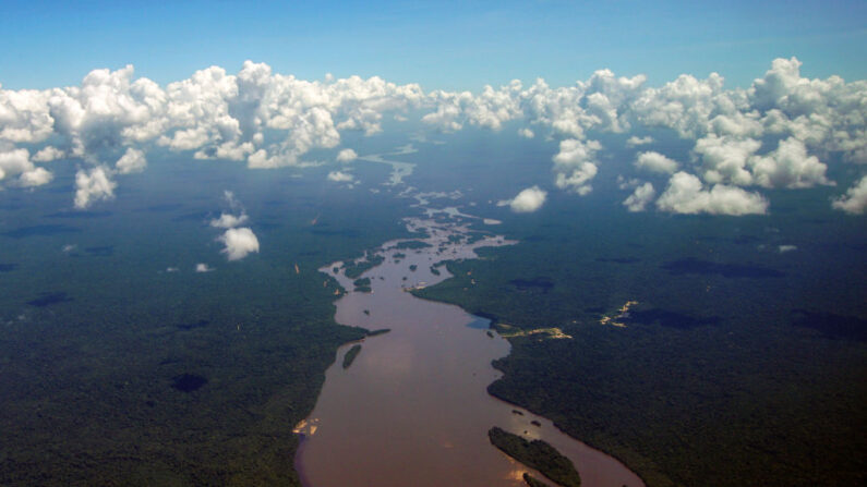 Vista aérea que muestra el río Esequibo corriendo en una sección de la selva amazónica en la región de Potaro-Siparuni de Guyana, tomada el 24 de septiembre de 2022. (Patrick Fort/AFP vía Getty Images)