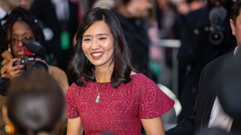 La alcaldesa de Boston, Michelle Wu, llega y camina por la alfombra verde en los premios Earthshot en el MGM Music Hall de Boston el 2 de diciembre de 2022. (Joseph Prezioso/AFP vía Getty Images)