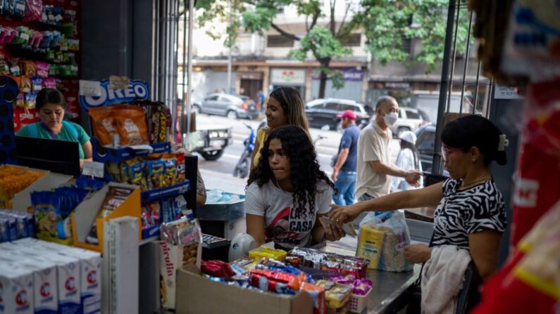 Una mujer paga sus compras en un supermercado en Caracas (Venezuela) el 28 de abril de 2023. (Federico Parra/AFP vía Getty Images)