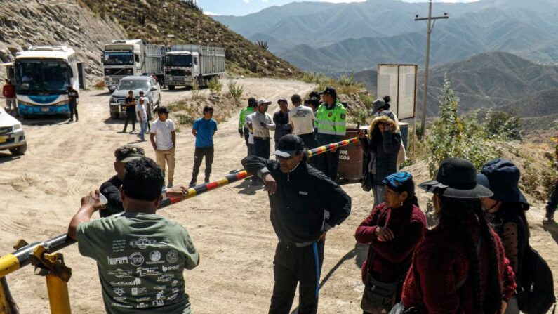 En una imagen de archivo, familiares de mineros esperan a la entrada de la mina La Esperanza, donde murieron al menos 27 personas en el distrito de Yanaquihua, en Arequipa, sur de Perú. (AFP vía Getty Images)