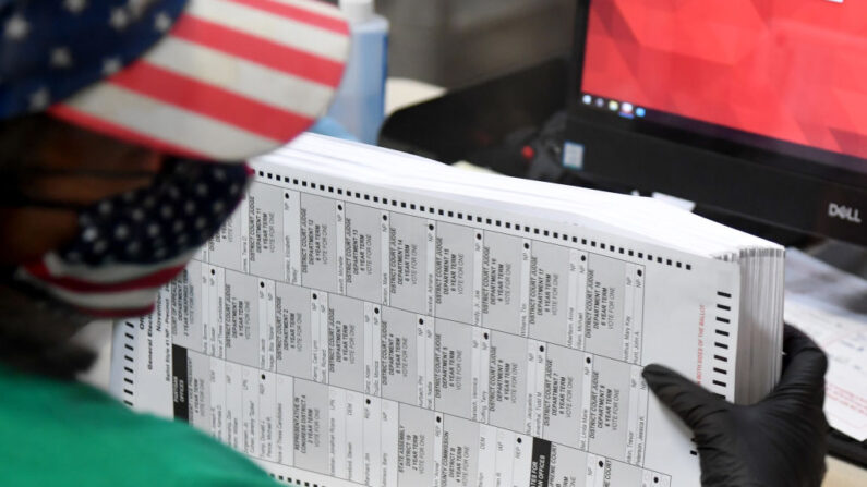 Un trabajador electoral del condado de Clark escanea boletas por correo en el Departamento Electoral del Condado de Clark en North Las Vegas, Nevada, el 7 de noviembre de 2020. (Ethan Miller/Getty Images)