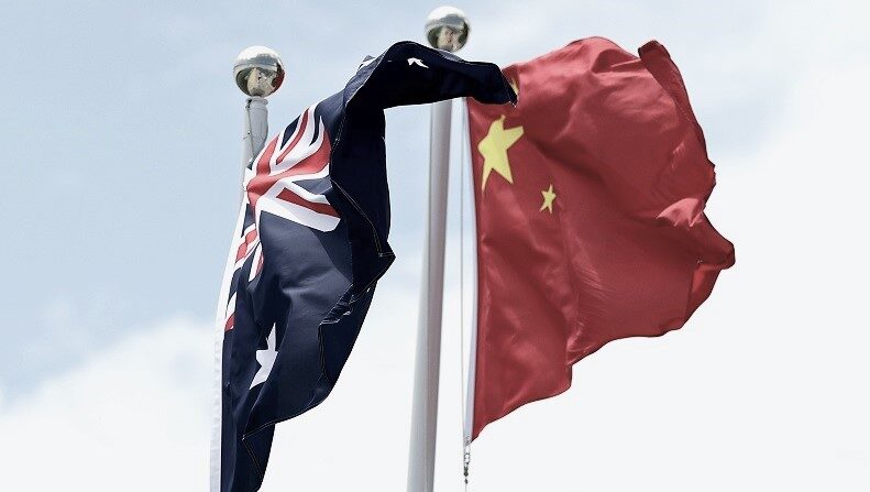 Las banderas de Australia y China se ven durante la ceremonia de entrega de medallas de la final femenina de cuadruple scull en el quinto día de los Juegos Olímpicos de Tokio 2020 en Sea Forest Waterway el 28 de julio de 2021 en Tokio, Japón. (Naomi Baker/Getty Images)