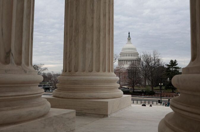 El edificio del Capitolio de EE.UU. se ve desde el edificio de la Corte Suprema de EE.UU. el 29 de diciembre de 2021 en Washington, DC. (Anna Moneymaker/Getty Images)