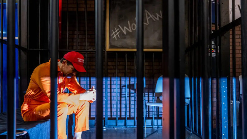 Brandon Straka sentado en una celda de cárcel simulada durante una manifestación en la Conferencia de Acción Política Conservadora (CPAC) celebrada en el Hilton Anatole en Dallas, Texas, el 05 de agosto 2022. (Brandon Bell/Getty Images)