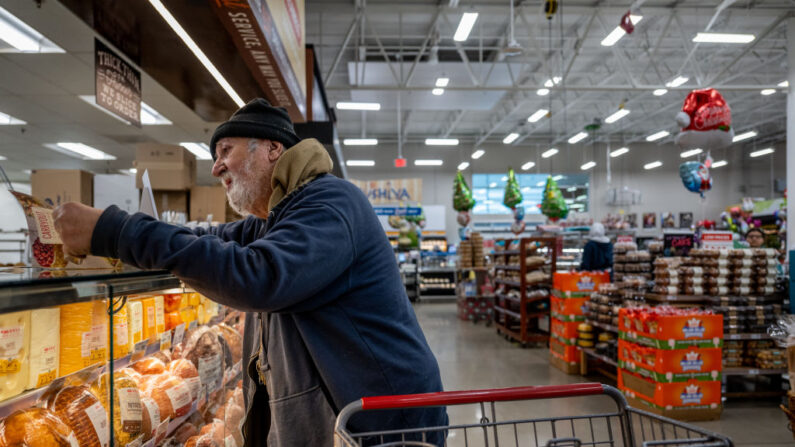 Un hombre compra en una tienda de comestibles en Houston, Texas, el 18 de diciembre de 2022. (Brandon Bell/Getty Images)