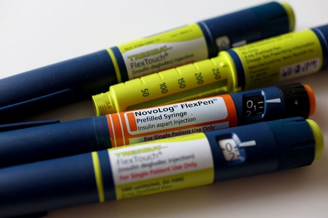 En esta ilustración fotográfica, se muestran bolígrafos de insulina fabricados por la empresa Novo Nordisk el 14 de marzo de 2023 en Miami, Florida. (Ilustración fotográfica de Joe Raedle/Getty Images)