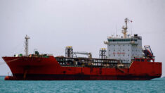 Importantes compañías y navieras suspenden sus viajes por una vía clave para el transporte petrolero