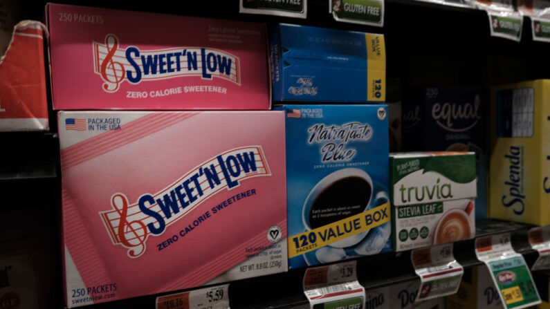 Productos que contienen el edulcorante artificial aspartamo, entre ellos Sweet'N Low, se exponen en la estantería de una tienda el 14 de julio de 2023 en Nueva York. (Spencer Platt/Getty Images)