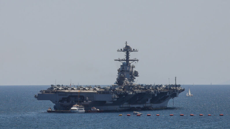 El USS Gerald R. Ford, el "buque de guerra más grande del mundo", anclado en la bahía de Faliro, Atenas, Grecia, durante su despliegue de verano, el 28 de julio de 2023 (NIKOS LIBERTAS/SOOC/AFP via Getty Images)