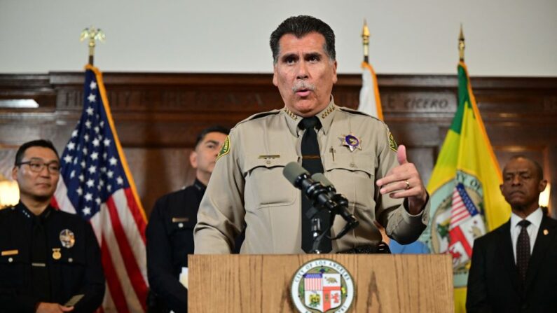 El sheriff del condado de Los Ángeles, Robert Luna, habla durante una rueda de prensa en el Ayuntamiento de Los Ángeles el 17 de agosto de 2023. (Frederic J. Brown/AFP vía Getty Images)