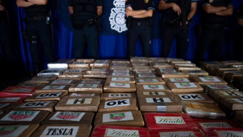 Paquetes de cocaína, que fueron encontrados ocultos en un contenedor procedente de Ecuador, se ven durante una conferencia de prensa de la policía en el puerto de Algeciras, sur de España, el 25 de agosto de 2023. (Jorge Guerrero/AFP vía Getty Images)