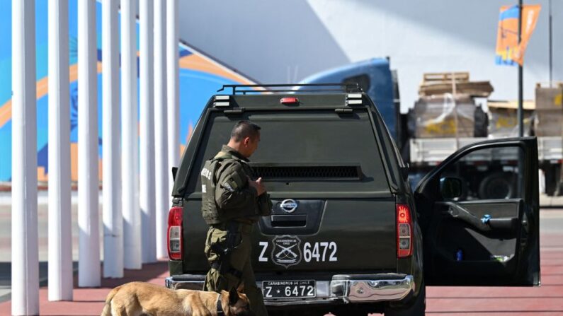 Un oficial de policía de la unidad K9 proporciona seguridad en el Parque Deportivo del Estadio Nacional de Santiago (Chile) el 19 de octubre de 2023. (Raul Arboleda/AFP vía Getty Images)