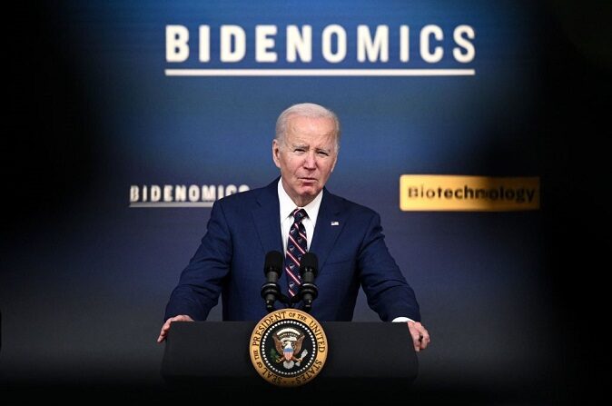 El presidente estadounidense Joe Biden pronuncia un discurso sobre su programa Bidenomía en Washington, DC, el 23 de octubre de 2023. (BRENDAN SMIALOWSKI/AFP vía Getty Images)