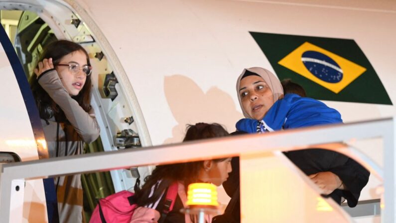 Brasileños y palestinos procedentes de la Franja de Gaza llegan a la Base Aérea de Brasilia (Brasil) el 13 de noviembre de 2023. (Evaristo Sa/AFP vía Getty Images)