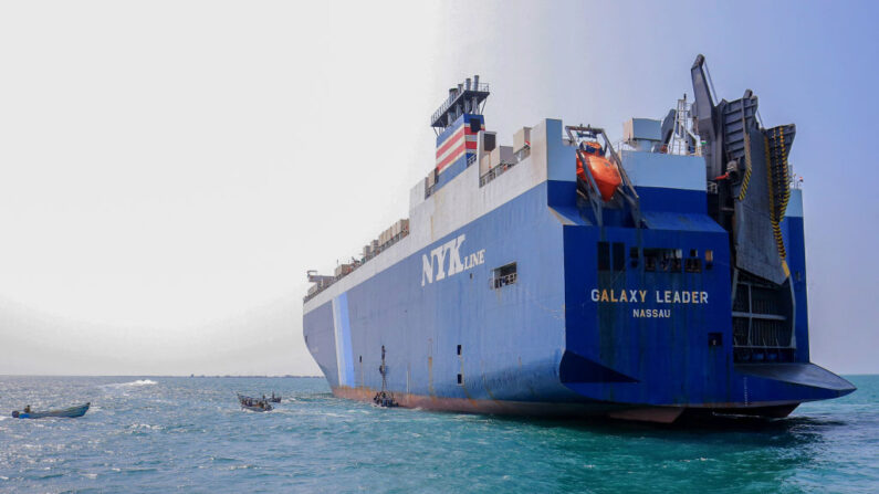 Una fotografía tomada durante una incursión organizada por los rebeldes hutíes de Yemen el 22 de noviembre de 2023 muestra el carguero Galaxy Leader, incautado por combatientes hutíes dos días antes, en un puerto en el Mar Rojo en la provincia de Hodeida, en Yemen. (AFP vía Getty Images)
