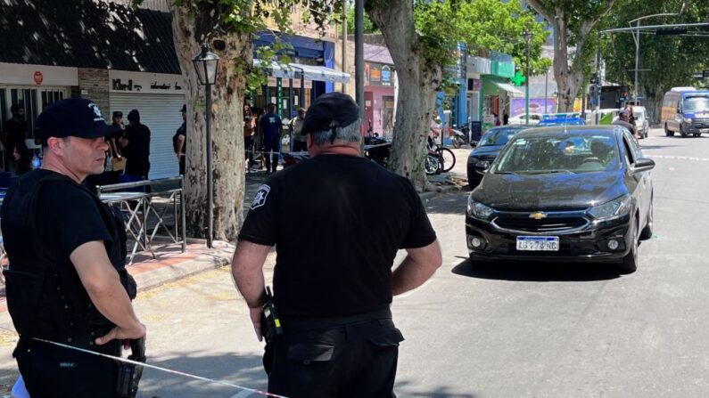 Agentes de policía montan guardia en Rosario, provincia de Santa Fe, Argentina, el 22 de noviembre de 2023. (Stringer/AFP vía Getty Images)